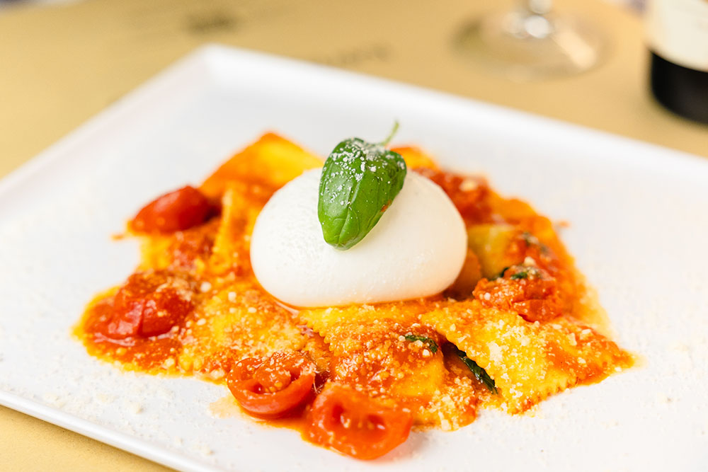 Ravioli con Datterini e Burrata Pugliese
